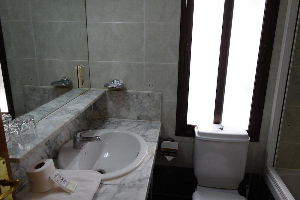 Foto del baño de Trípolis Toledo