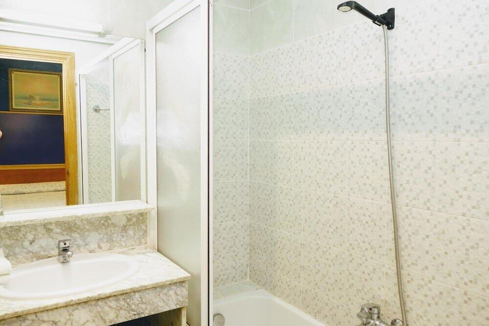 Foto del baño de Trípolis Toledo