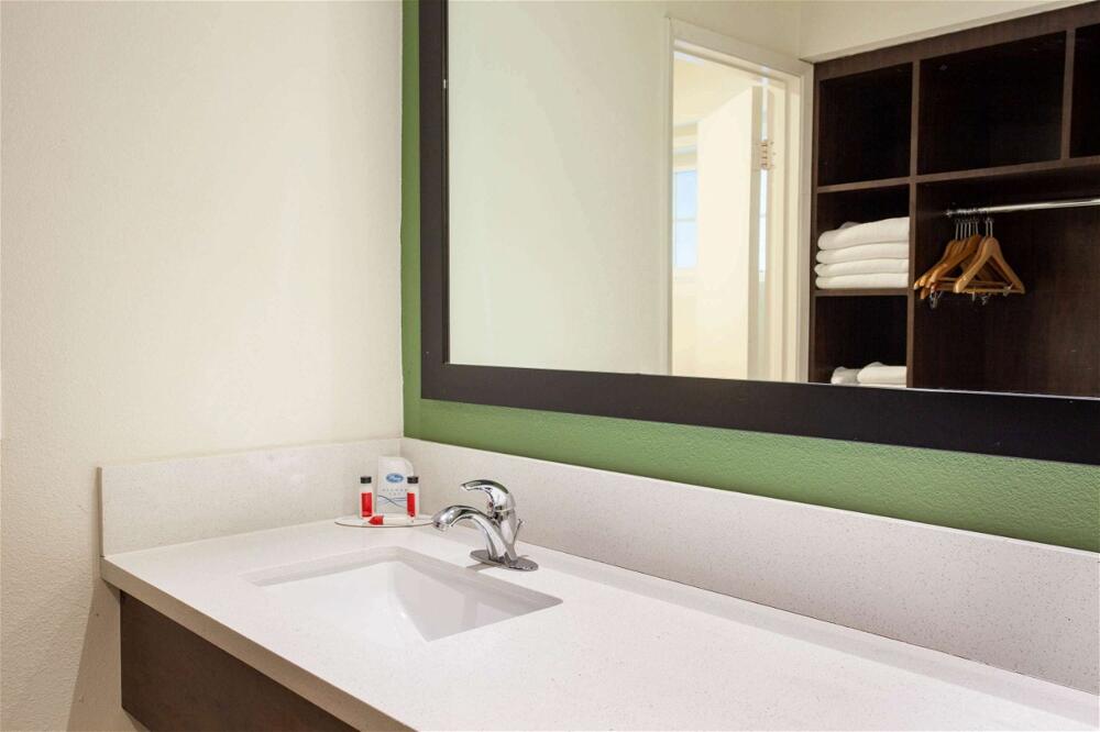 Foto del baño de Hotel Travelodge Inn &amp;amp; Suites by Wyndham Anaheim on Disneyland Dr
