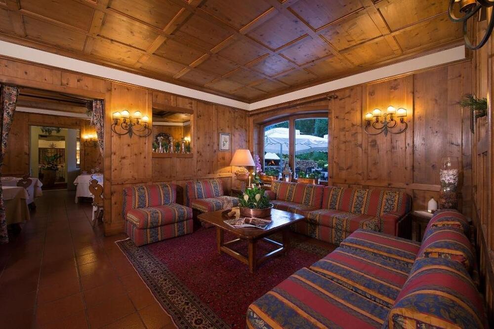 Foto de las zonas nobles de Boutique Hotel Villa Blu Cortina D&amp;#039;Ampezzo