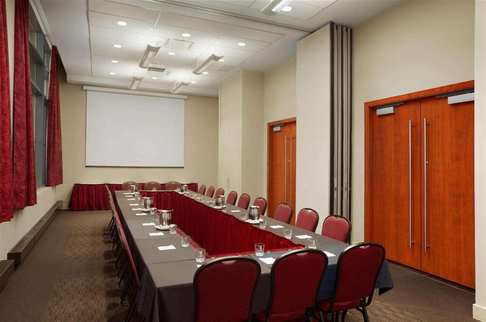 Foto de los servicios de Hotel Embassy Suites by Hilton - Montreal