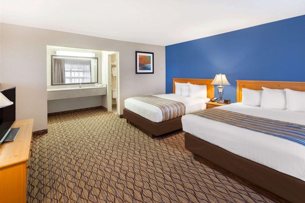 Bathroom – Hotel Baymont by Wyndham St. Ignace Lakefront