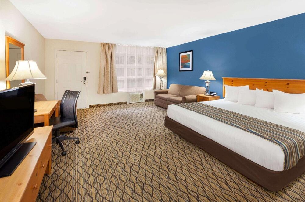 Room – Hotel Baymont by Wyndham St. Ignace Lakefront