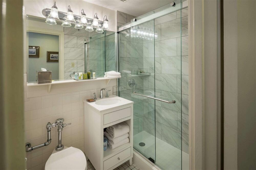 Foto del baño de Hotel Hilton Cincinnati Netherland Plaza