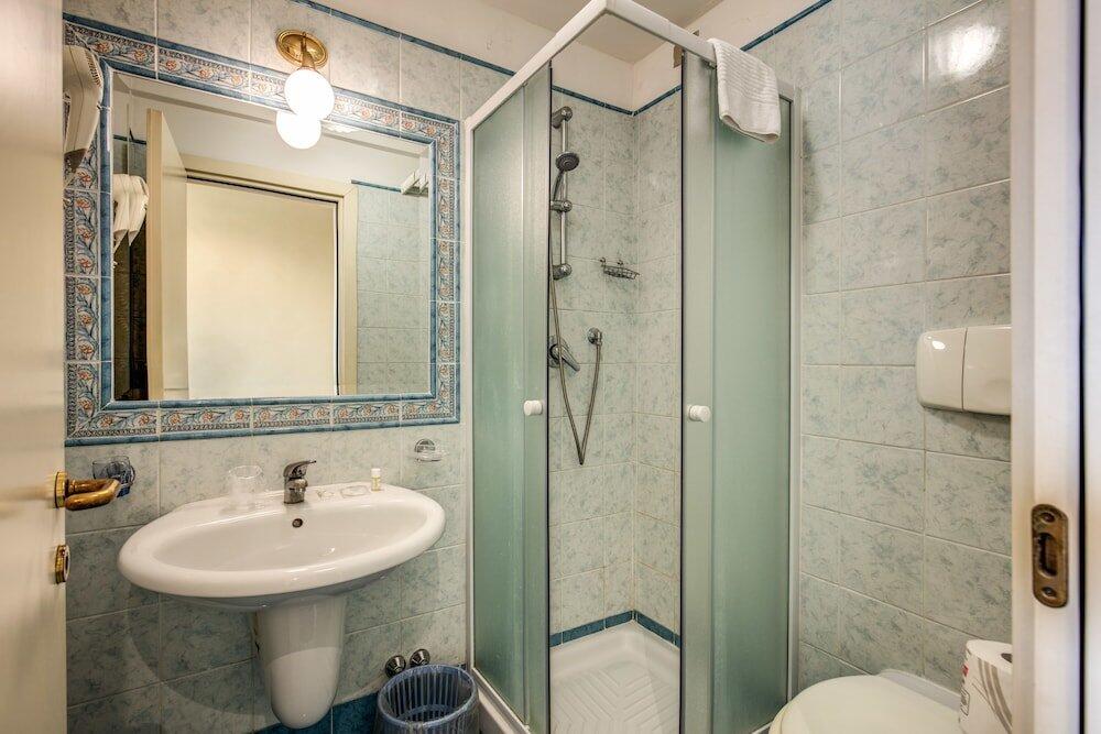 Foto del baño de Hotel Laura