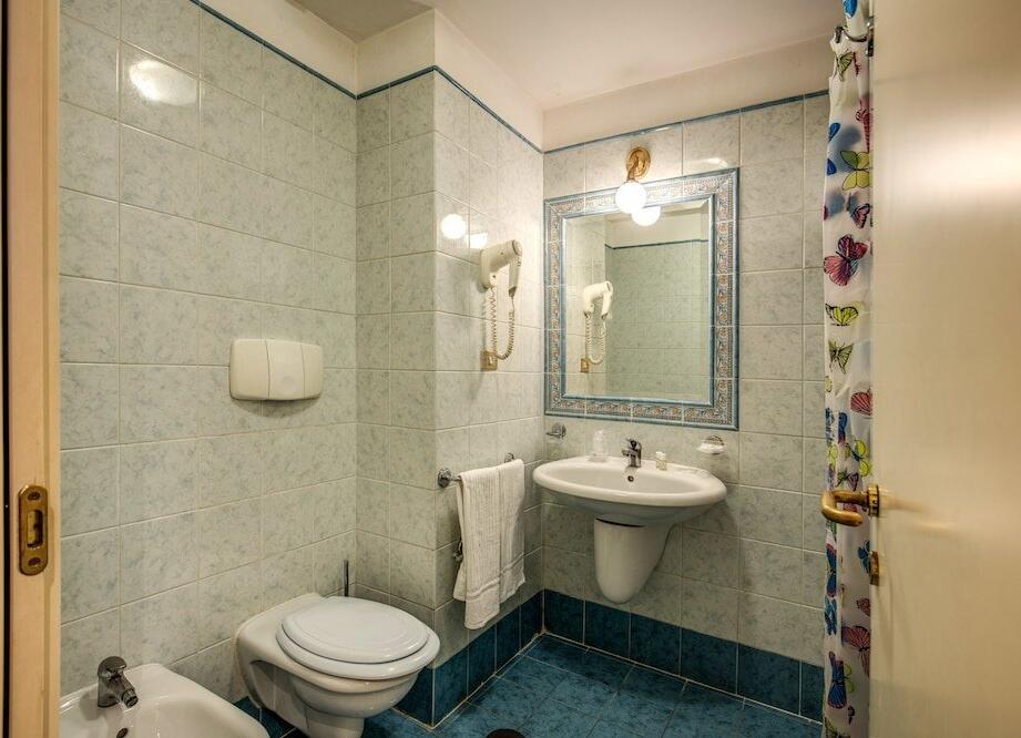Foto del baño de Hotel Laura