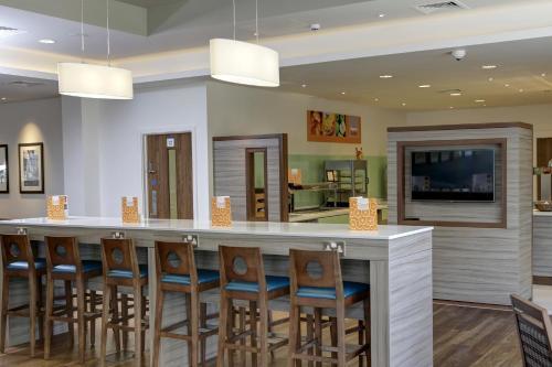 Foto de restauración de Holiday Inn Express London - ExCel, an IHG Hotel
