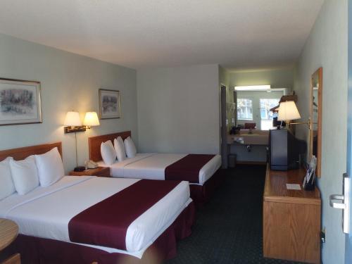 Room – Hotel Americas Best Value Inn St. Ignace