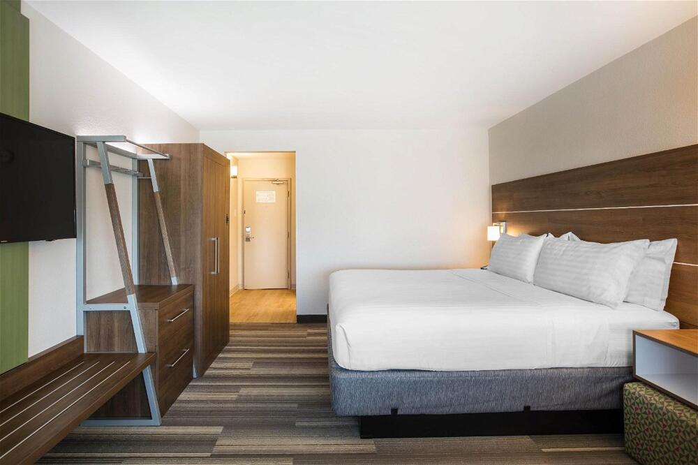 Room – Holiday Inn Express &amp;amp; Suites Ludington, an IHG Hotel
