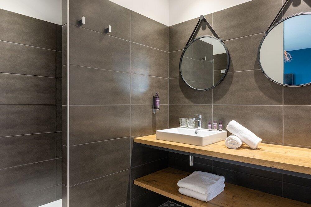 Foto del baño de Hotel Château de Tauzies, The Originals Relais