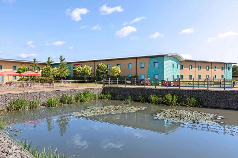 Foto del exterior de Hotel Ramada by Wyndham Cobham