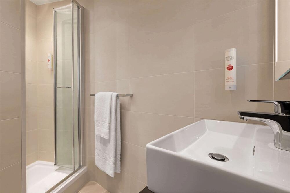 Foto del baño de Hotel Ramada by Wyndham Cobham