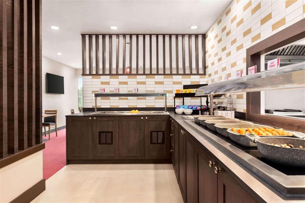 Foto de una habitación de Hotel Ramada by Wyndham Cobham