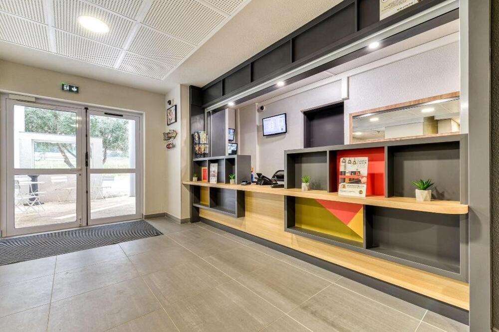 Foto de las zonas nobles de B&amp;amp;B HOTEL Narbonne 2