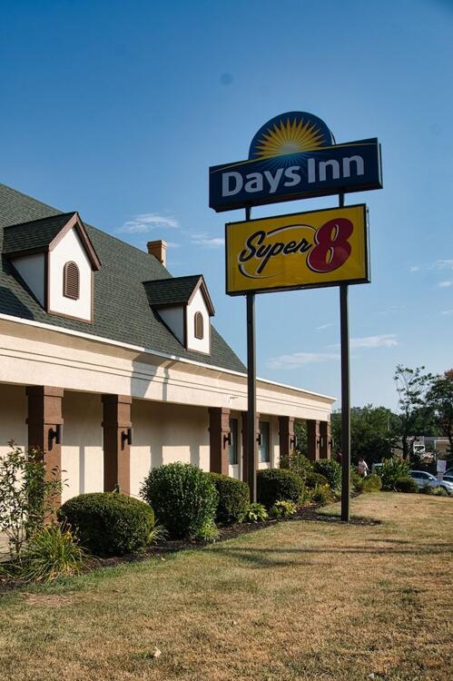 Foto del exterior de Hotel Super 8 by Wyndham Alexandria/Washington D.C. Area