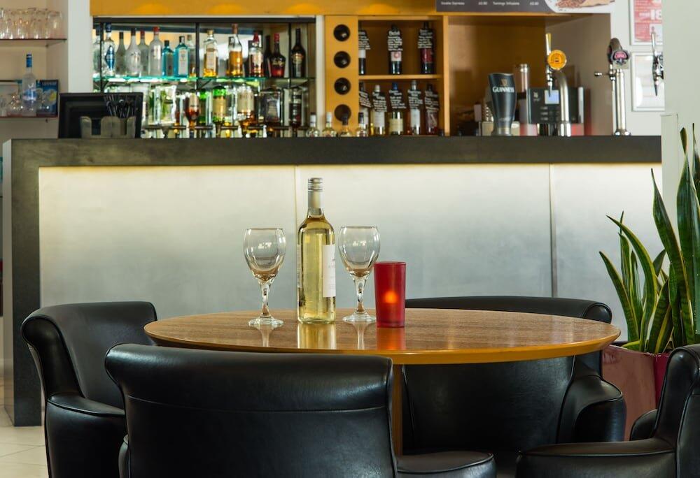 Foto de restauración de Holiday Inn Express Hemel Hempstead, an IHG Hotel