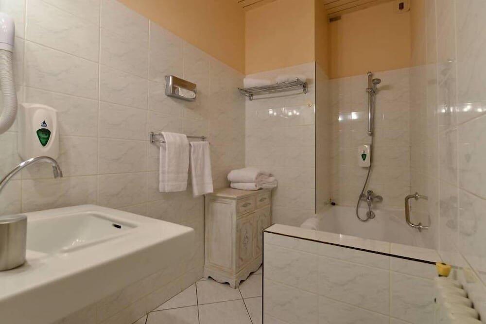 Foto del baño de Hôtel De France
