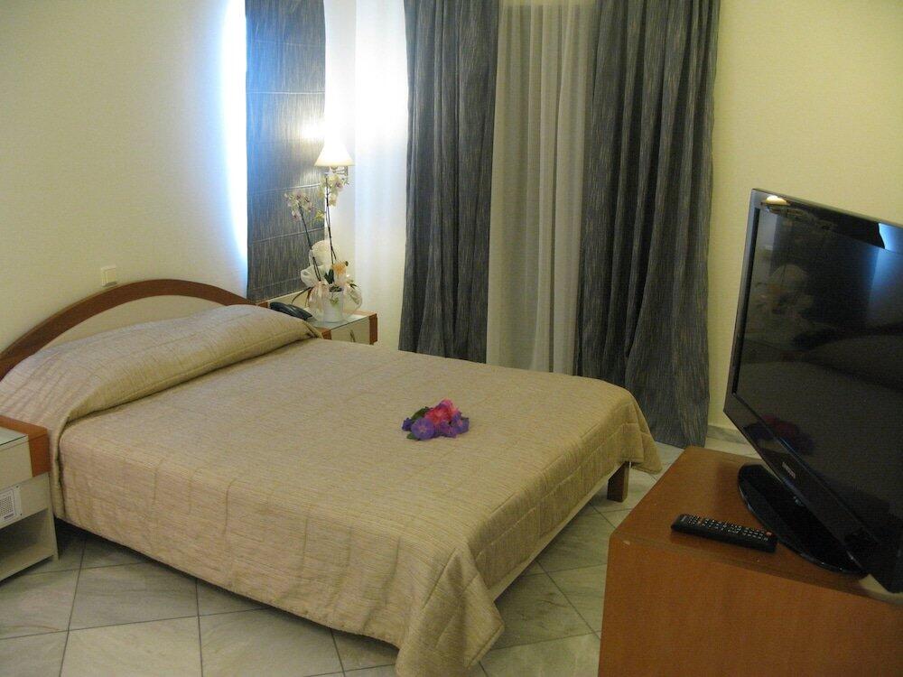 Foto de una habitación de Yakinthos Hotel