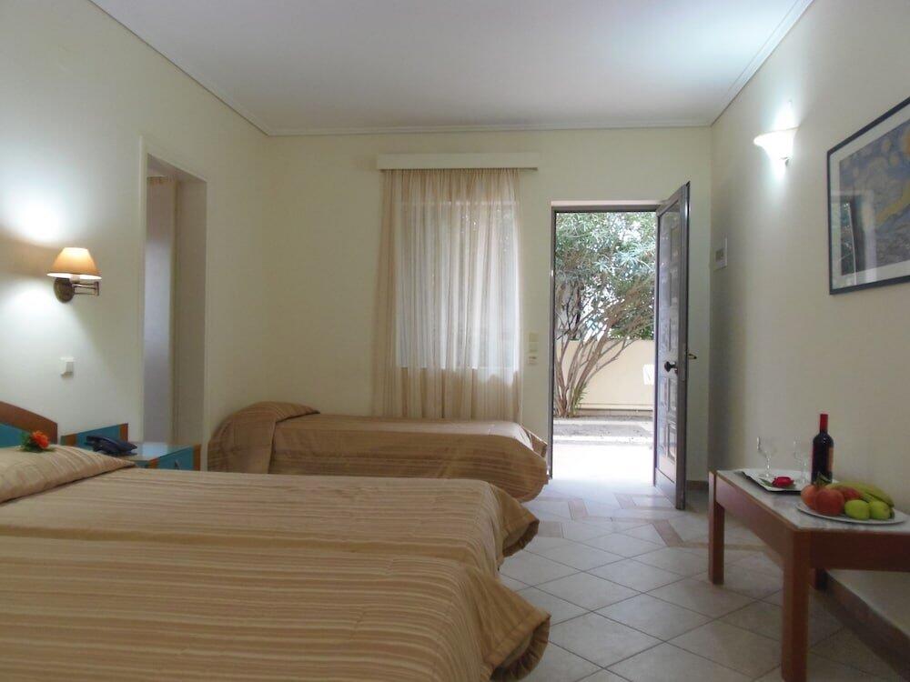 Foto de una habitación de Yakinthos Hotel