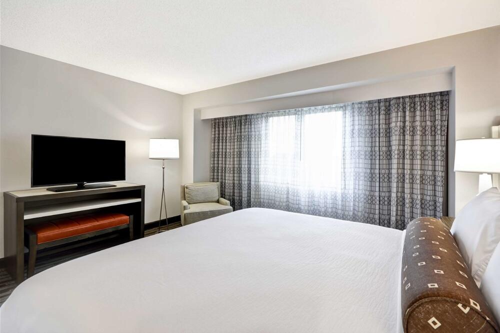 Foto de una habitación de Embassy Suites Hotel Charlotte