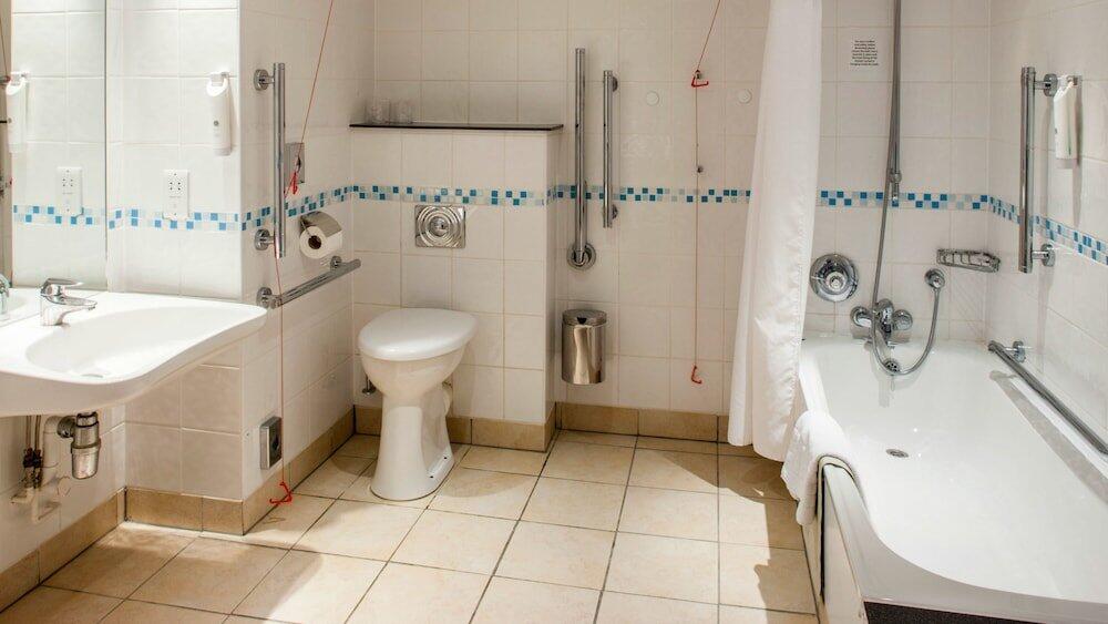 Foto del baño de Holiday Inn Swindon, an IHG Hotel
