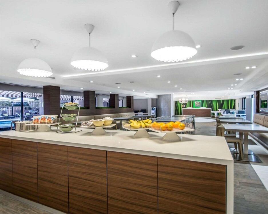 Foto de restauración de Hotel Quality Inn &amp;amp; Suites By the Parks