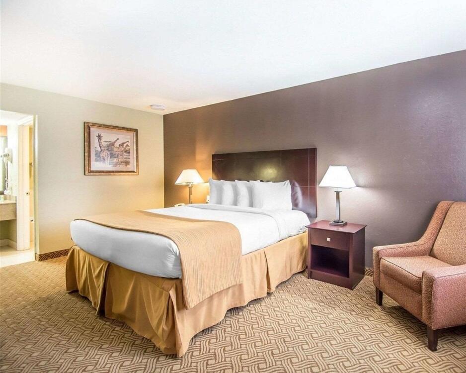Foto de una habitación de Hotel Quality Inn &amp;amp; Suites By the Parks