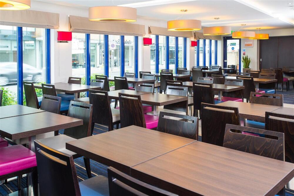 Foto de restauración de Holiday Inn Express London - Wandsworth, an IHG Hotel
