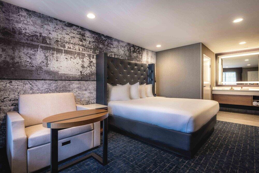 Foto de una habitación de Hotel Anaheim Camelot Inn &amp;amp; Suites