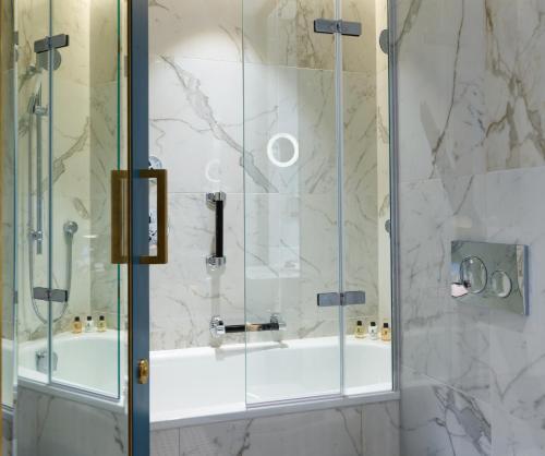 Foto del baño de The Mayfair Townhouse - an Iconic Luxury Hotel