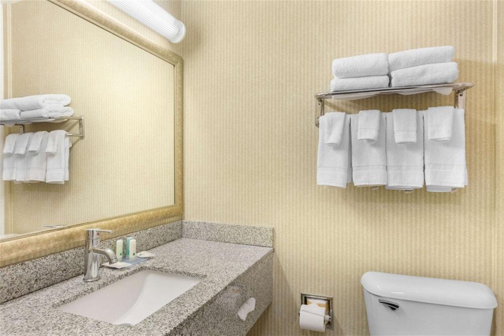 Foto del baño de Hotel Quality Inn &amp;amp; Suites Oceanside Near Camp Pendleton