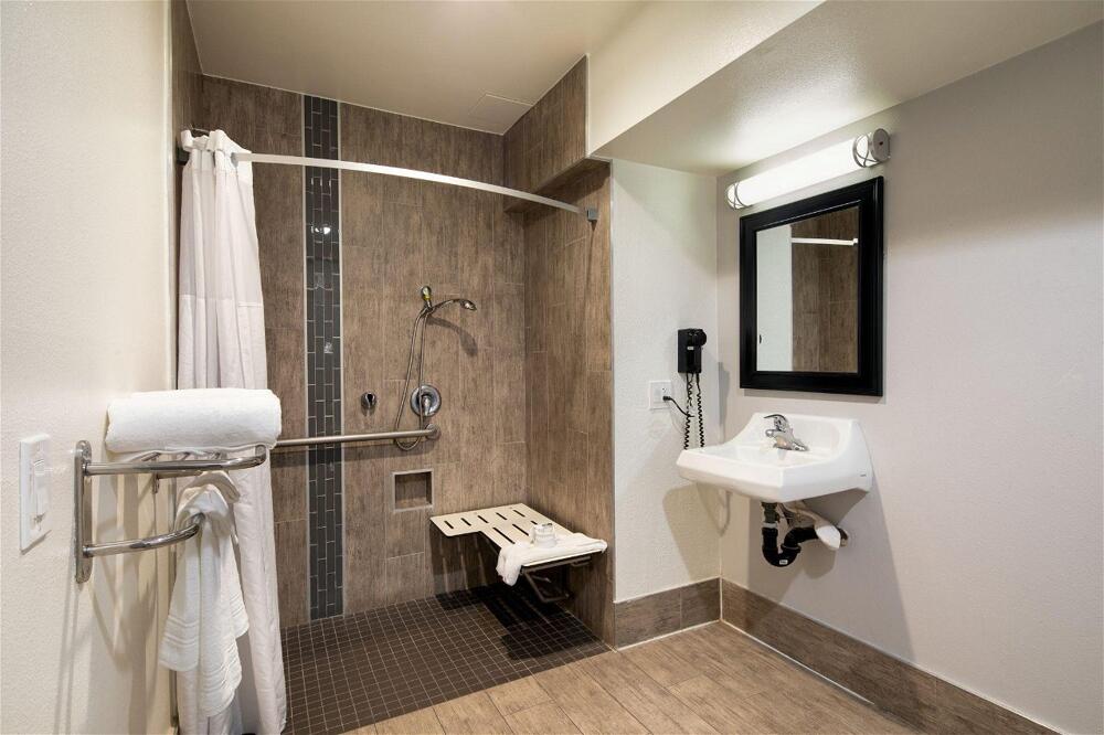 Foto del baño de Motel Travelodge by Wyndham LAX