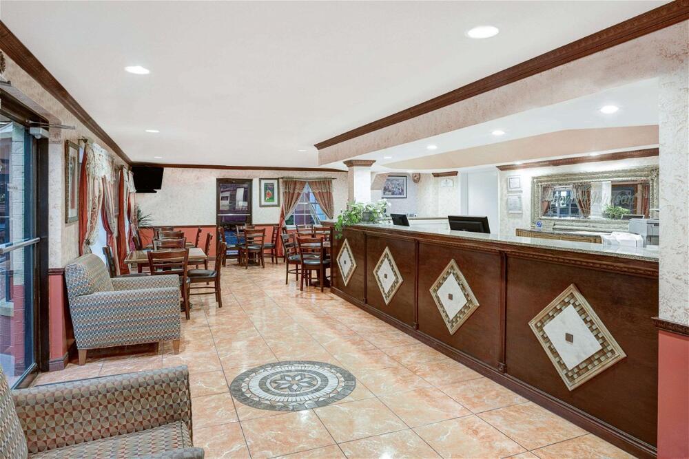 Common areas – Hotel Howard Johnson by Wyndham Ft. Myers FL