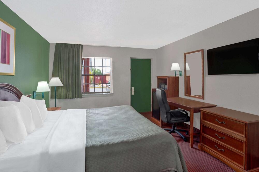 Room – Hotel Howard Johnson by Wyndham Ft. Myers FL