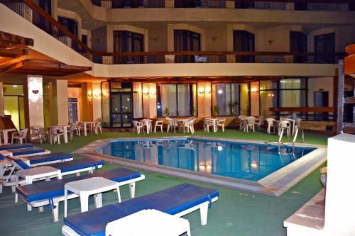 Foto de los servicios de Gaddis Hotel, Suites and Apartments