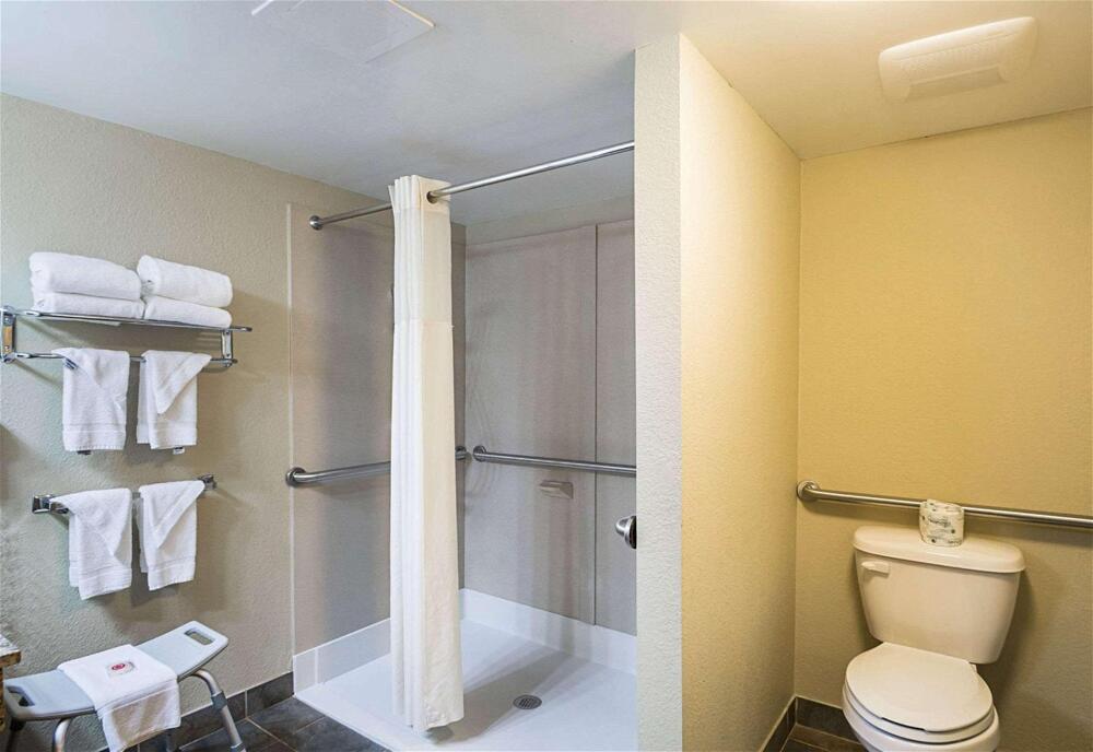Room – Hotel Quality Inn &amp;amp; Suites
