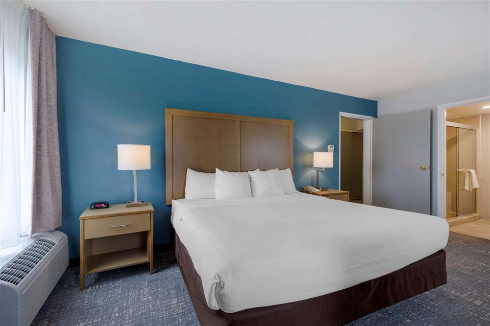 Foto de una habitación de Hotel Comfort Inn &amp;amp; Suites Alexandria Van Dorn Street