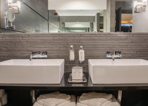 Foto del baño de The Vincent Hotel