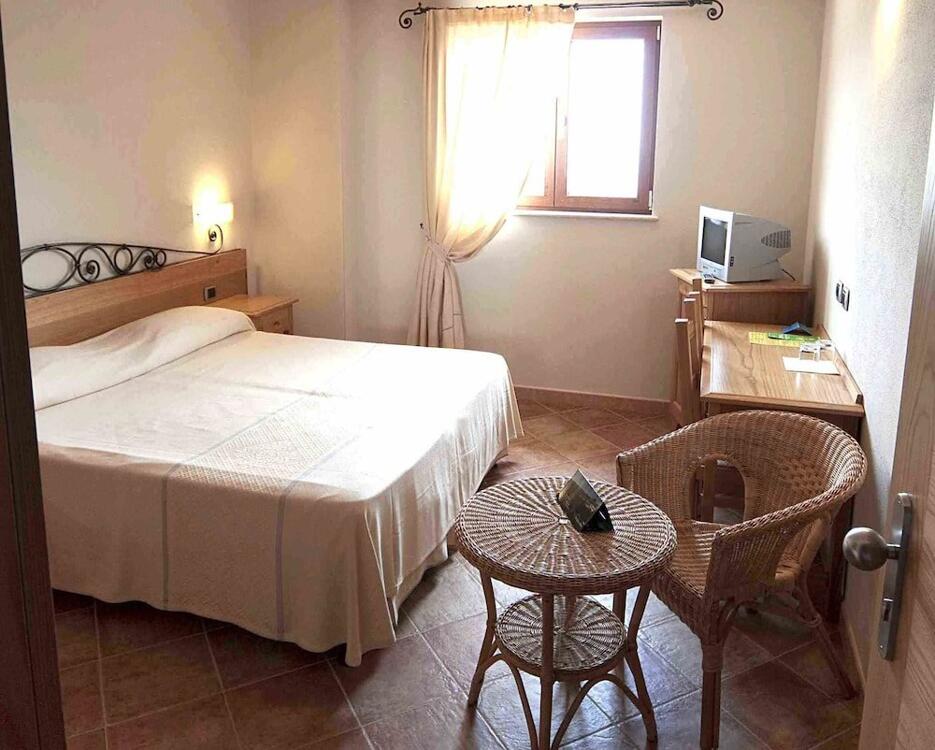 Foto de una habitación de Hotel Villa Gustui Maris