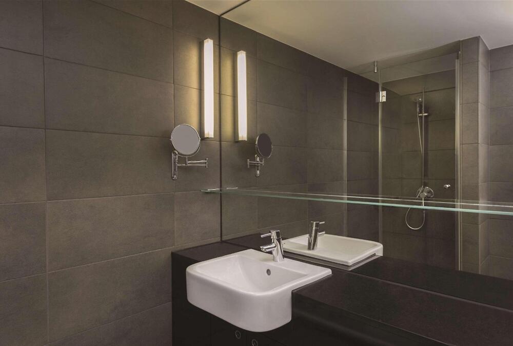 Bathroom – Adina Apartment Hotel Hamburg Michel