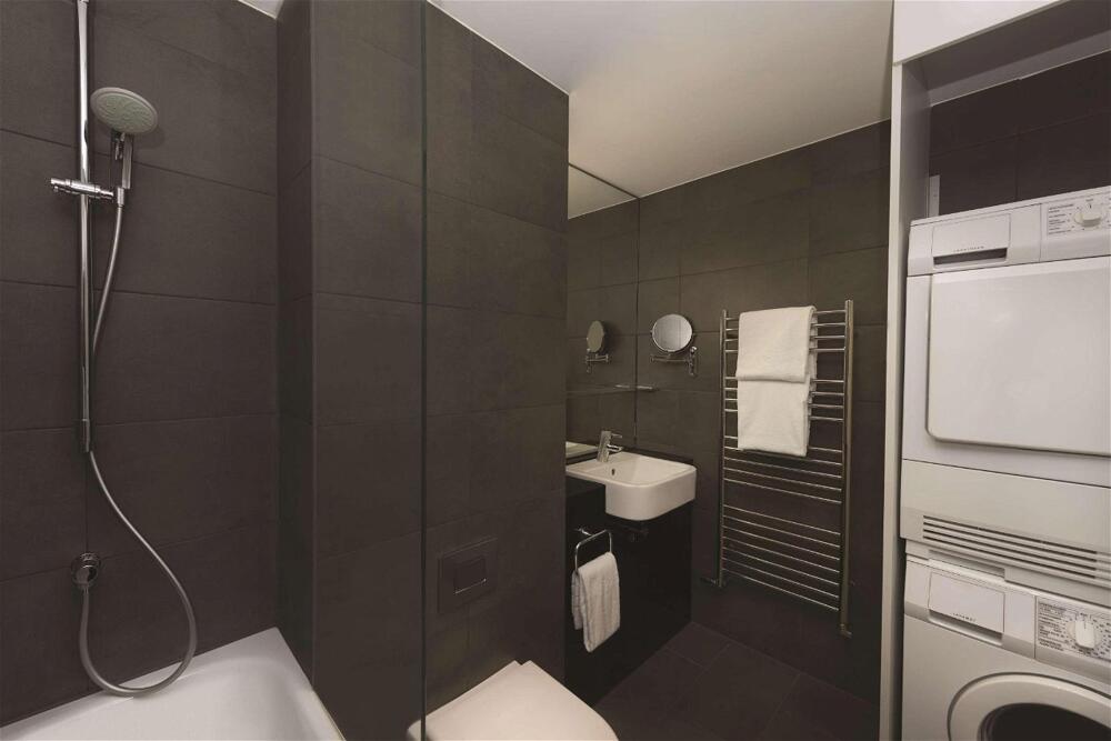 Bathroom – Adina Apartment Hotel Hamburg Michel