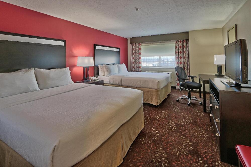 Foto de una habitación de Holiday Inn Hotel &amp;amp; Suites Albuquerque Airport, an IHG Hotel