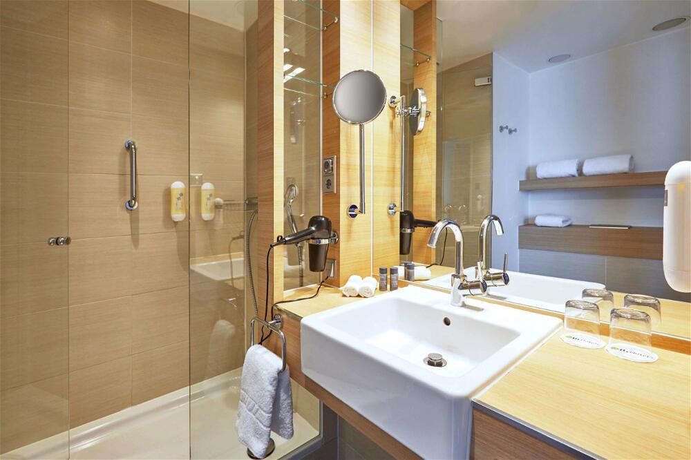 Foto del baño de H+ Hotel Salzburg