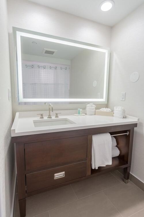 Foto del baño de DoubleTree by Hilton Hotel Nanuet