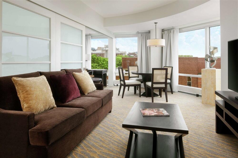 Foto de una habitación de The Inn at Penn, A Hilton Hotel