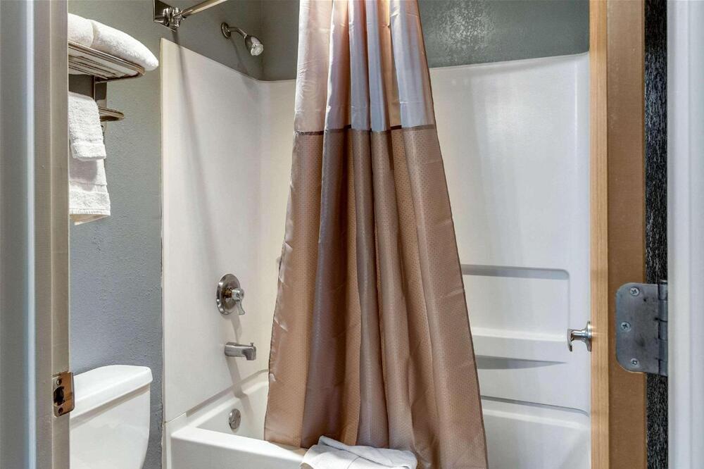 Foto del baño de Motel Econo Lodge West - Coors Blvd