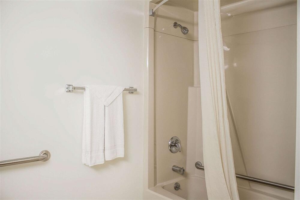 Foto del baño de Hotel Econo Lodge On the Bay
