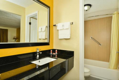 Foto del baño de Motel Econo Lodge Coliseum