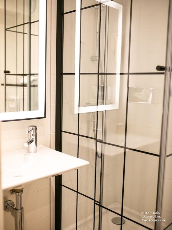 Foto del baño de The Originals City Hôtel Bordeaux Porte du Bassin
