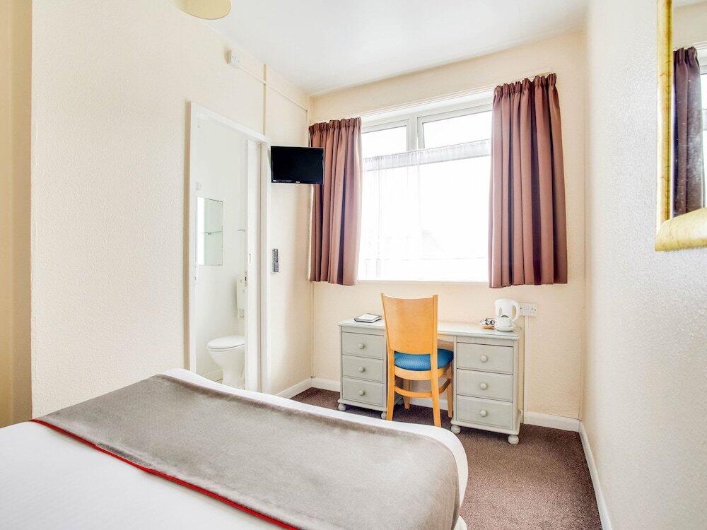 Room – OYO Godolphin Arms Hotel